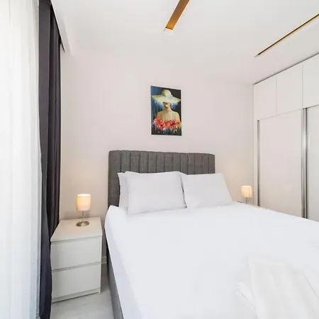 Lovely With Central Location Walking Distance To Beach In Muratpasa, *