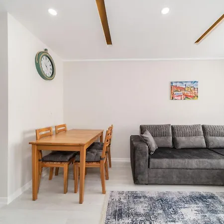 公寓 Lovely With Central Location Walking Distance To Beach In Muratpasa,