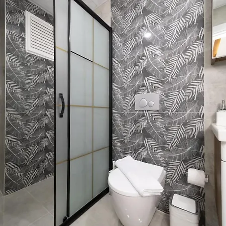 Lovely With Central Location Walking Distance To Beach In Muratpasa, *