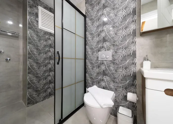 Lovely With Central Location Walking Distance To Beach In Muratpasa, *