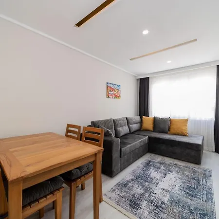 Lovely With Central Location Walking Distance To Beach In Muratpasa, Apartamento