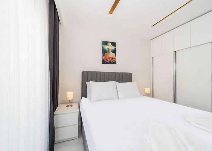 Lovely With Central Location Walking Distance To Beach In Muratpasa, *